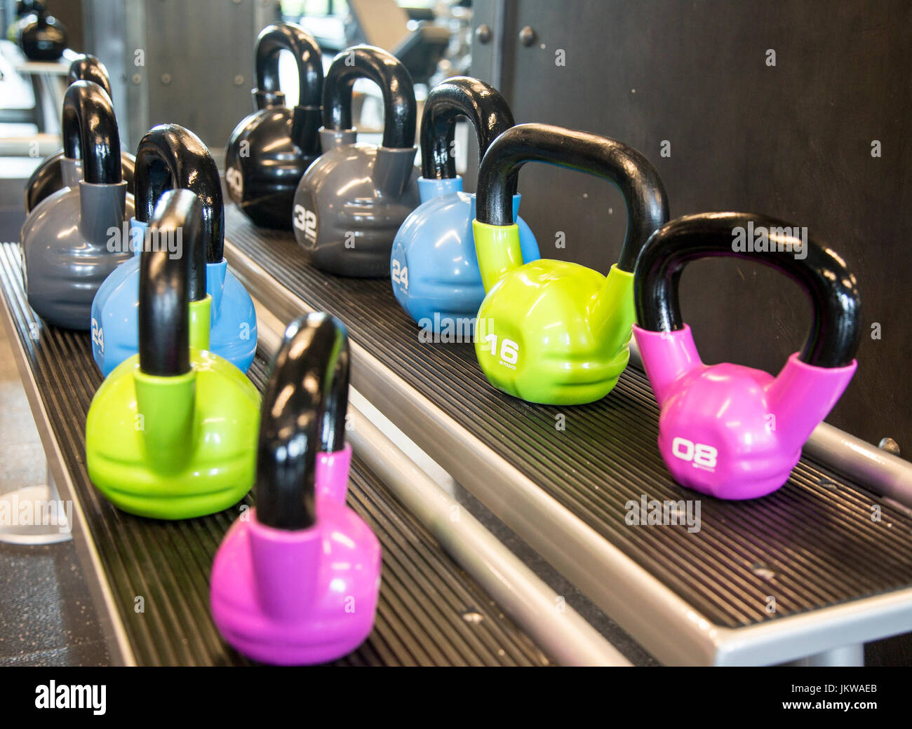 Kettlebells auf einem Gestell Stockfoto