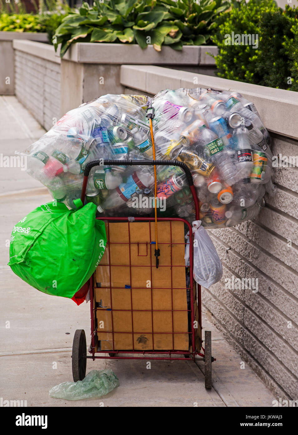 Warenkorb mit Aluminium Dosen und Kunststoffflaschen bereit recycelt werden Stockfoto