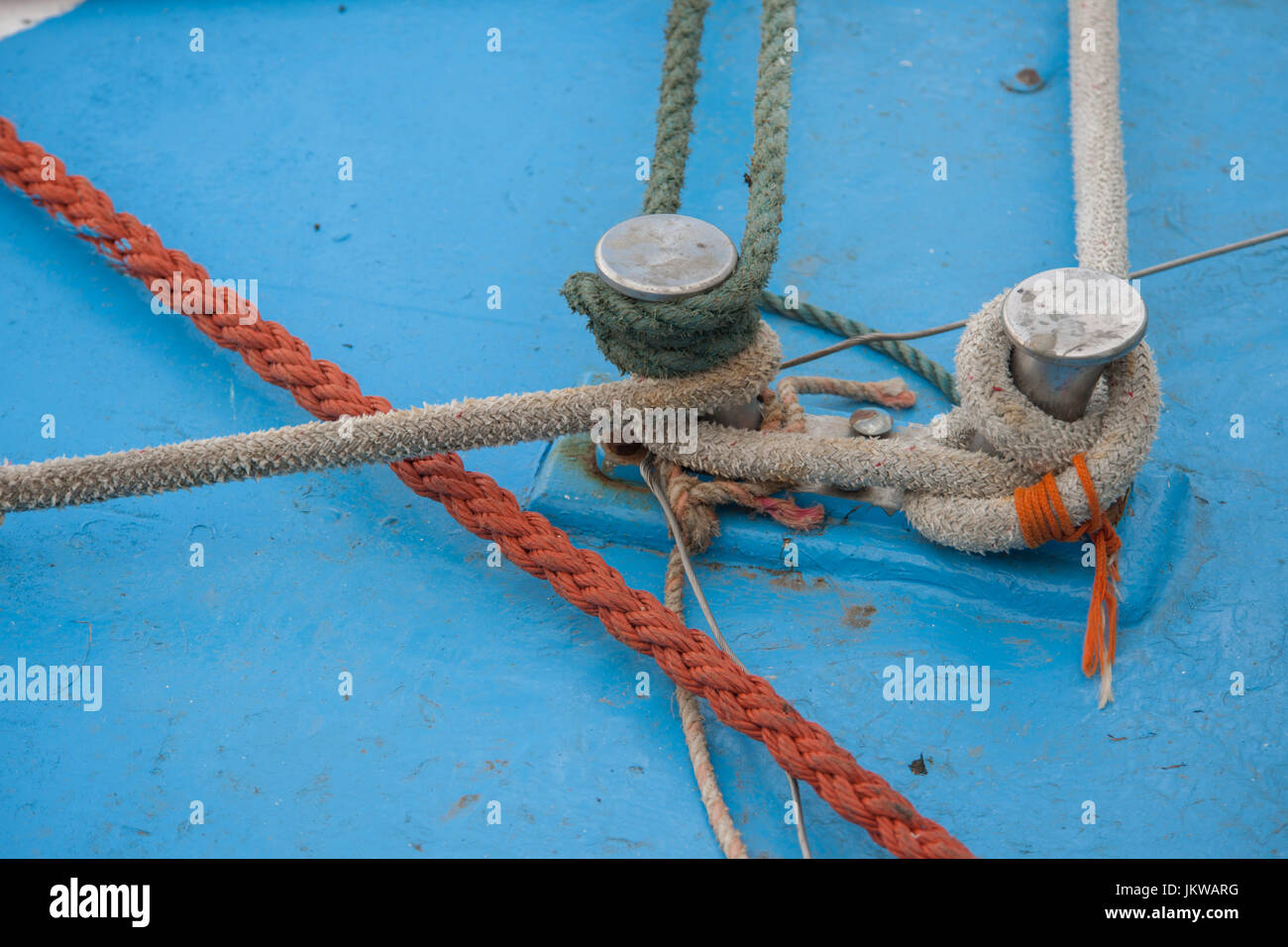 Seile an einem Fischerboot gebunden Stockfoto