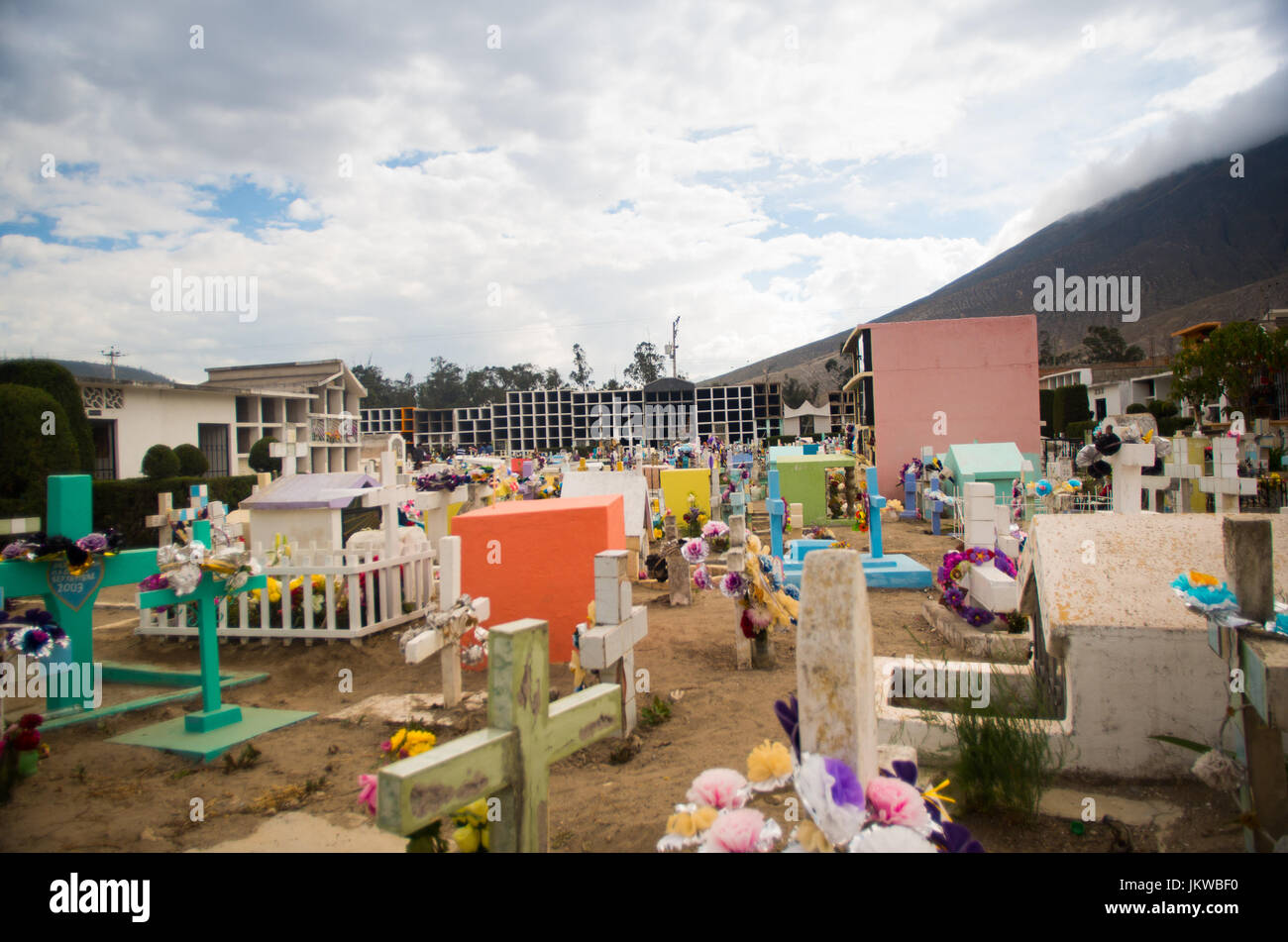 QUITO, ECUADOR - 23. Mai 2017: Blick auf San Antonio de Pichincha, zeigen typische katholische Gräber mit großen Grabsteinen, Gebirgshintergrund Friedhof Stockfoto QUITO, ECUADOR - 23. Mai 2017: Blick auf San Antonio de Pichincha, zeigen typische katholische Gräber mit großen Grabsteinen, Gebirgshintergrund Friedhof Stockfoto