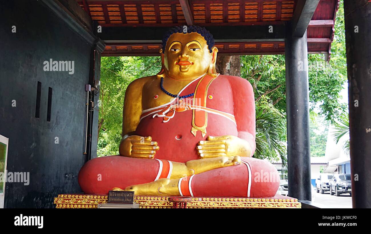 Golden - rot Fett Buddhastatue Bild in Thai Tempel in Chiang Mai, Thailand. Stockfoto