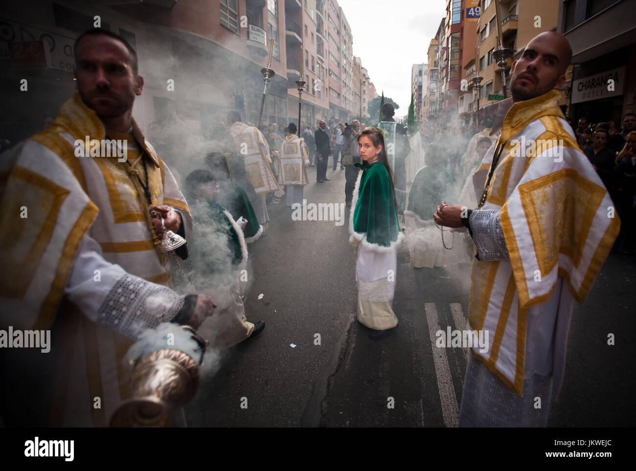 Alcolites aus der Nueva Esperanza Bruderschaft zurückblicken auf die Figur der Jungfrau Maria der Hoffnung auf den Straßen von Málaga während der Feiern des Osterfestes in Spanien. Datum: 19.04.2011. Fotograf: Xabier Mikel Laburu Van Woudenberg---Monaguillos De La Cofradía de Nueva Esperanza Contemplan la Figura de María Santísima de Nueva Esperanza de Málaga Durante las Fiestas de Semana Santa de España. Fecha: 19.04.2011. FOTÓGRAFO: Xabier Mikel Laburu Van Woudenberg. Stockfoto