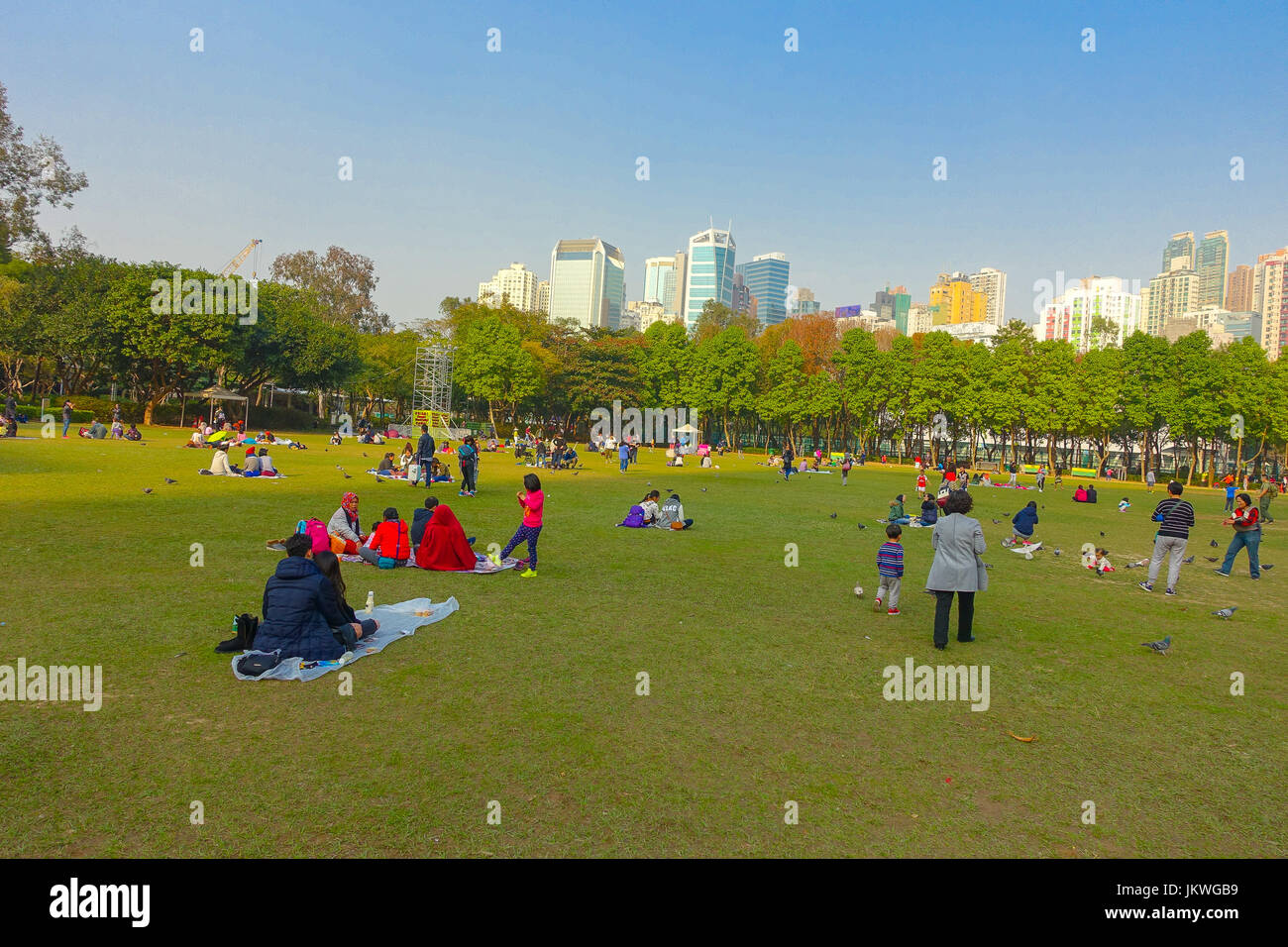 HONG KONG, CHINA - 26. Januar 2017: Menschenmenge, ruht auf dem Rasen, im Victoriapark in Hong Kong. Victoriapark ist der größte Blumenmarkt Stockfoto