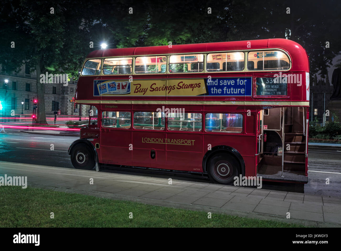 London rot Oldtimerbus mit Lichtspuren Stockfoto