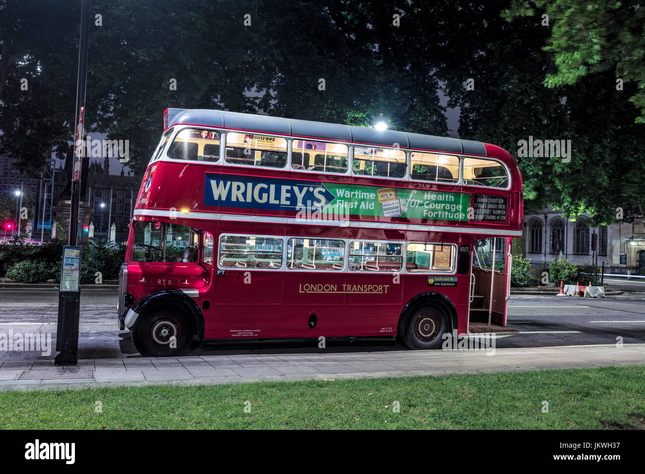 London Red Bus in der Nacht im Parlament in Westminster Stockfoto