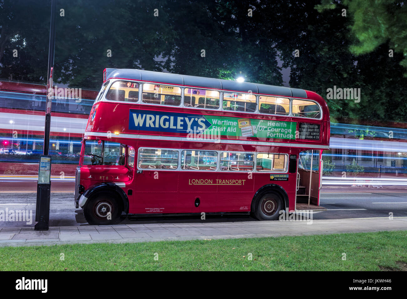 Red London Doppeldeckerbus mit leichten Wanderwegen Stockfoto