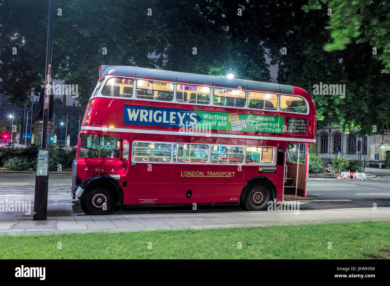 London Red Bus in der Nacht in Parliament Square Westminster Stockfoto