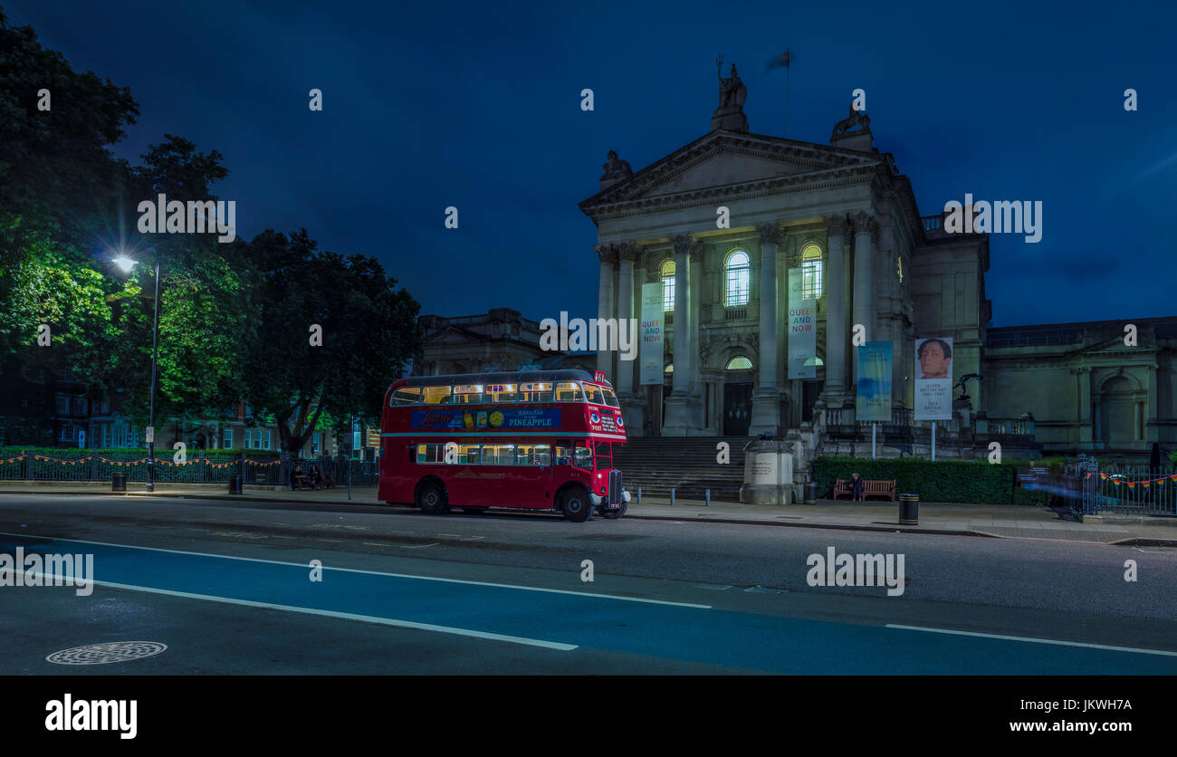 Rot-London-Bus in der Nacht im Londoner Tate-Museum Stockfoto