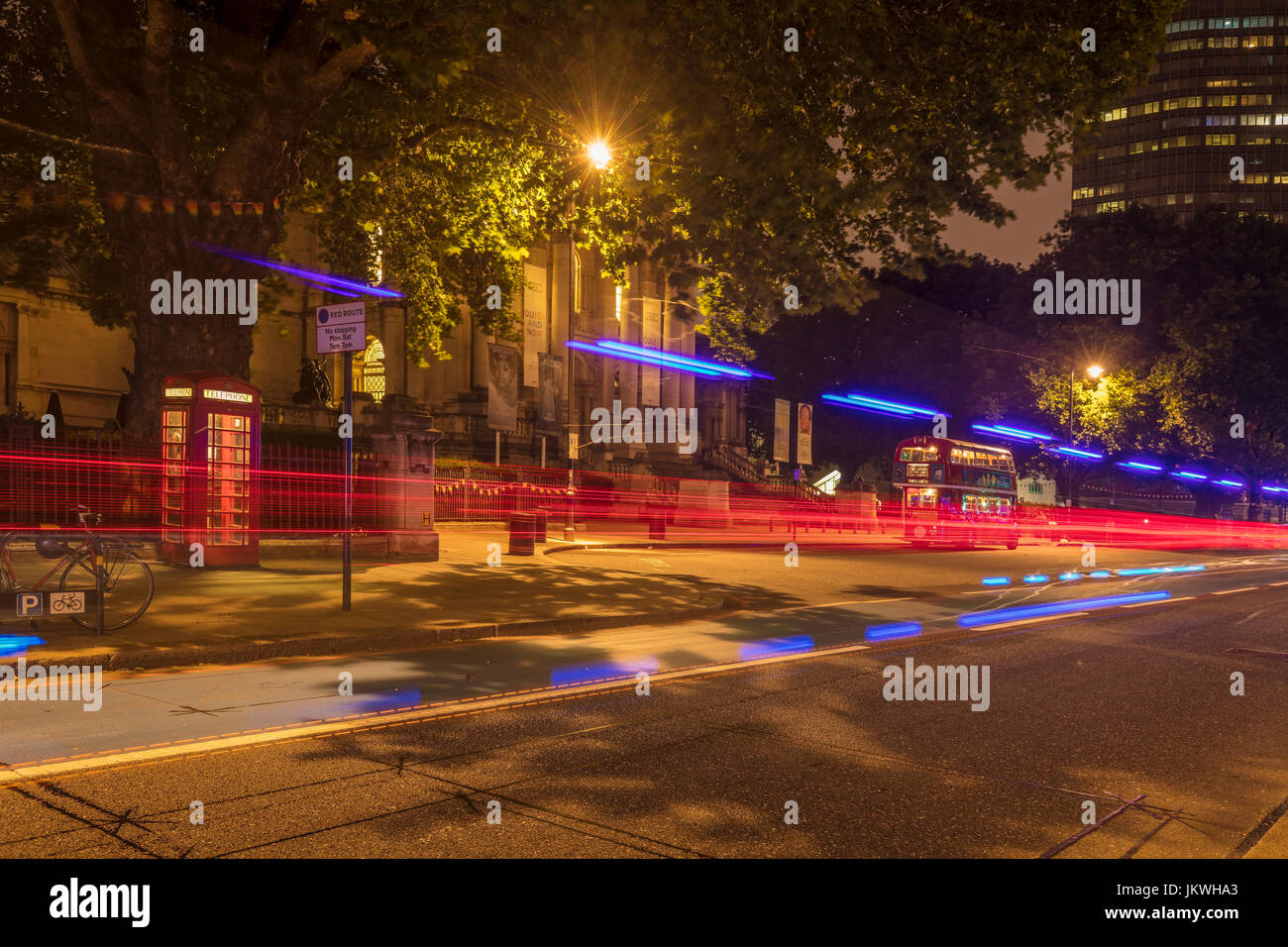 Lichtspuren der Krankenwagen im Tate Museum in London Stockfoto