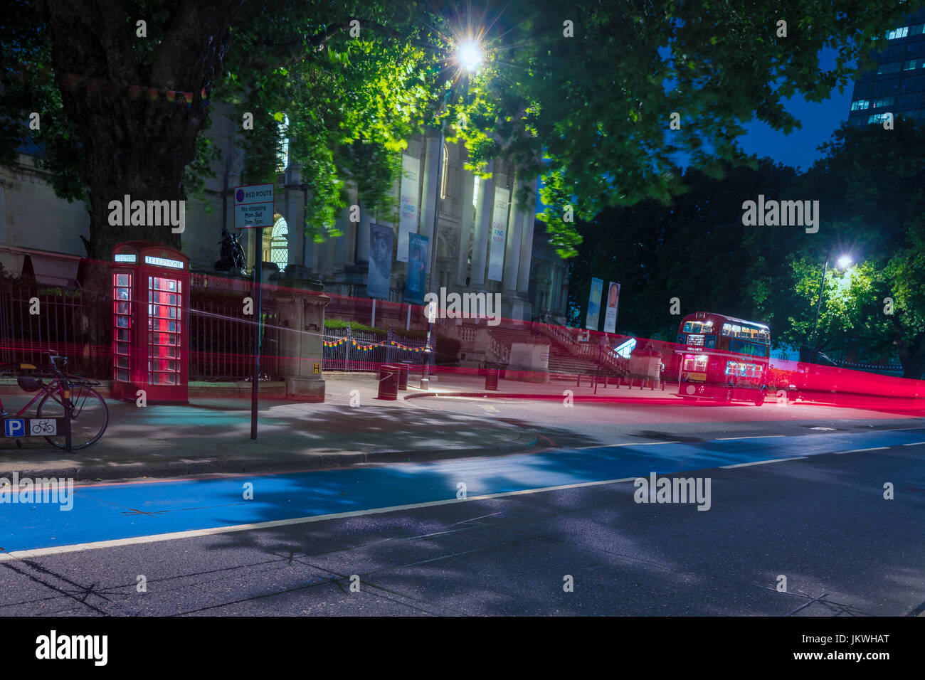 Tate Museum bei Nacht mit Rotlicht Routen Stockfoto