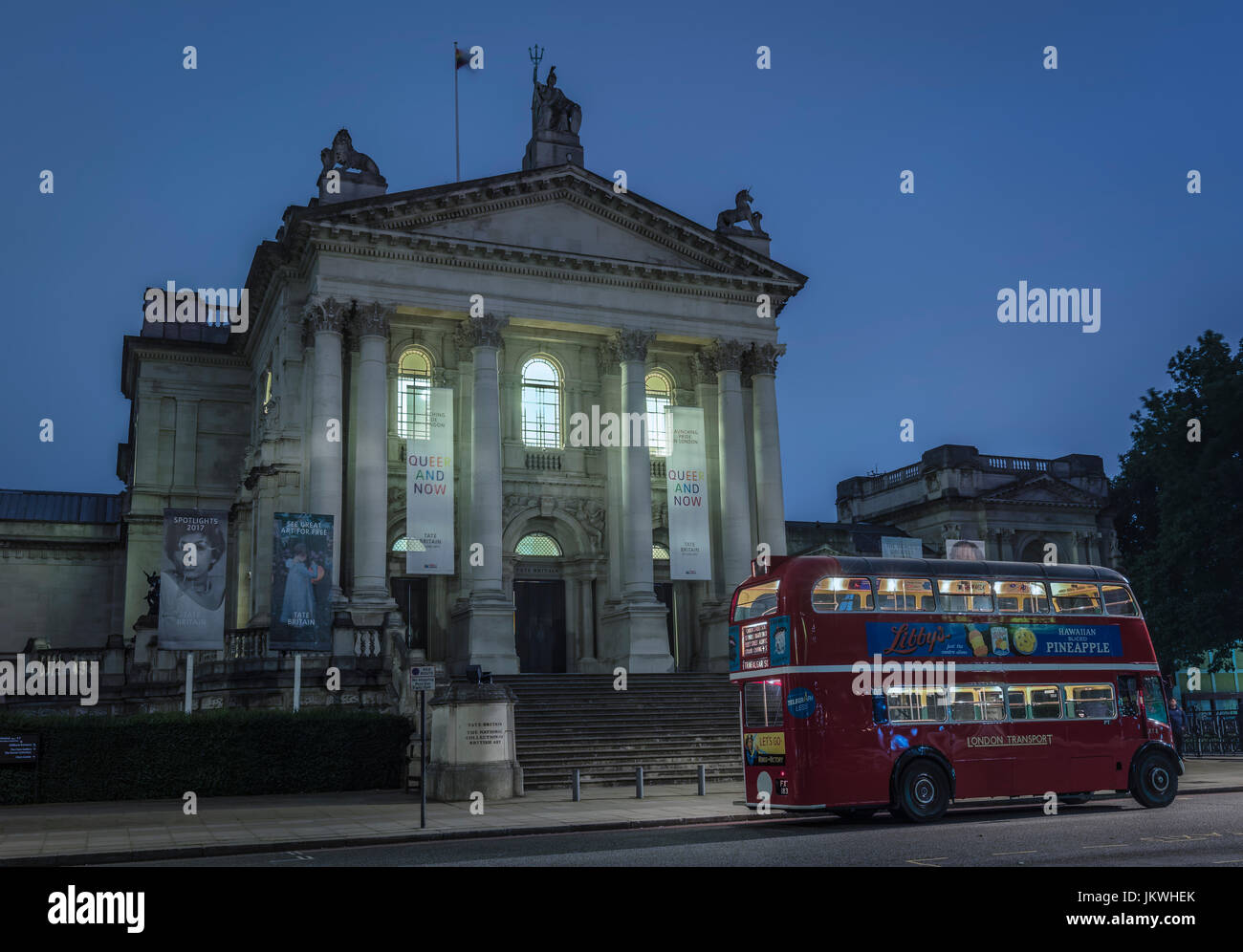 Oldtimer London Red Bus im Tate Museum in London Stockfoto