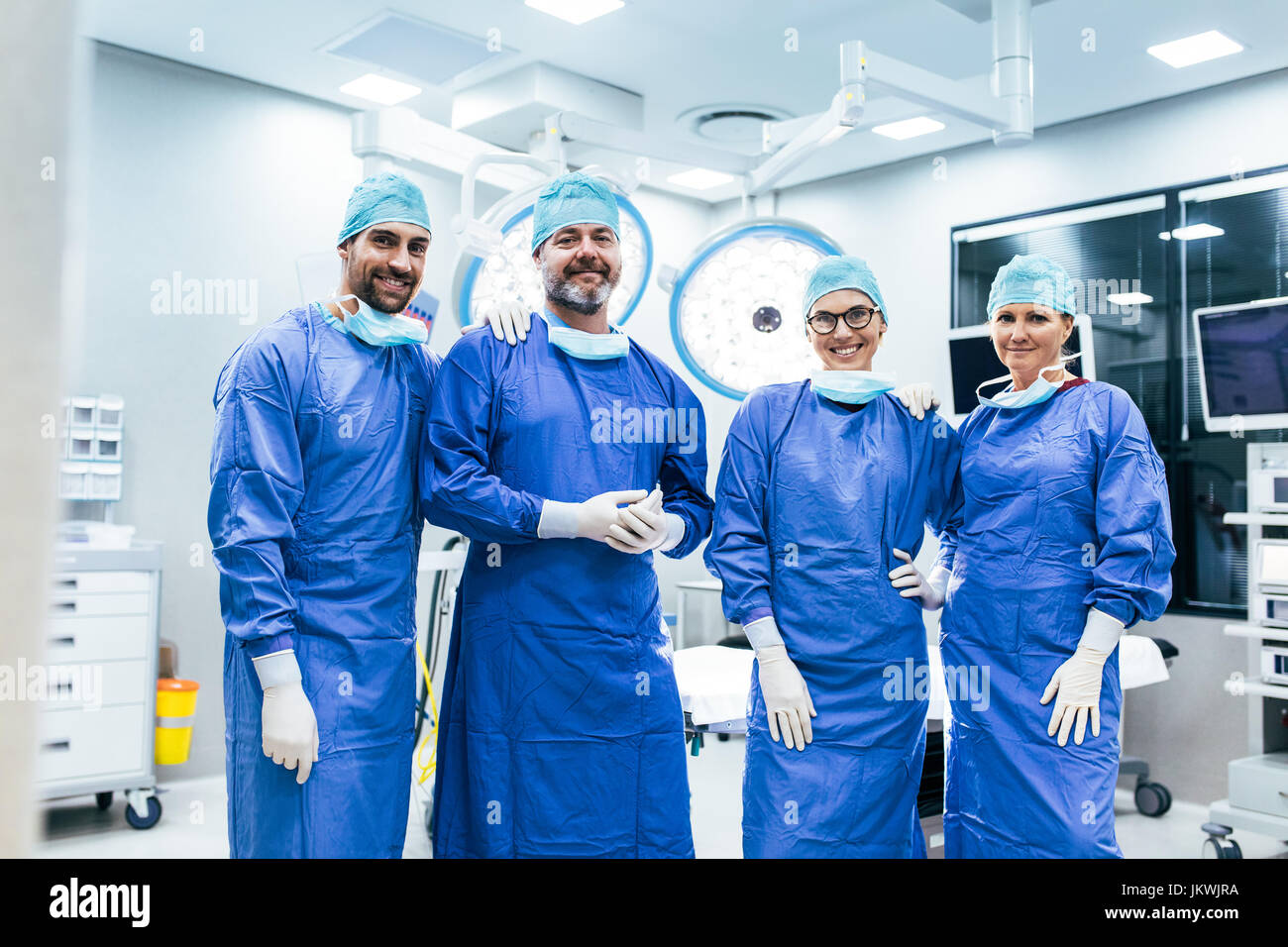 Porträt des erfolgreichen Teams der Chirurg im OP-Saal, bereit, an einem Patienten zu arbeiten. Angehörigen des medizinischen Personals in chirurgischen Uniform im Betrieb theate Stockfoto