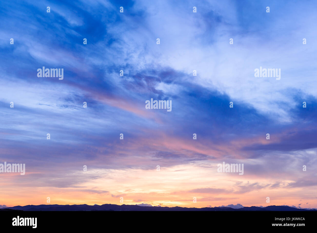 Zukunft, Zeit vergeht, neuer Tag, Himmel, hell blau, Orange und gelbe Farben Sonnenuntergang Sonnenaufgang Stockfoto