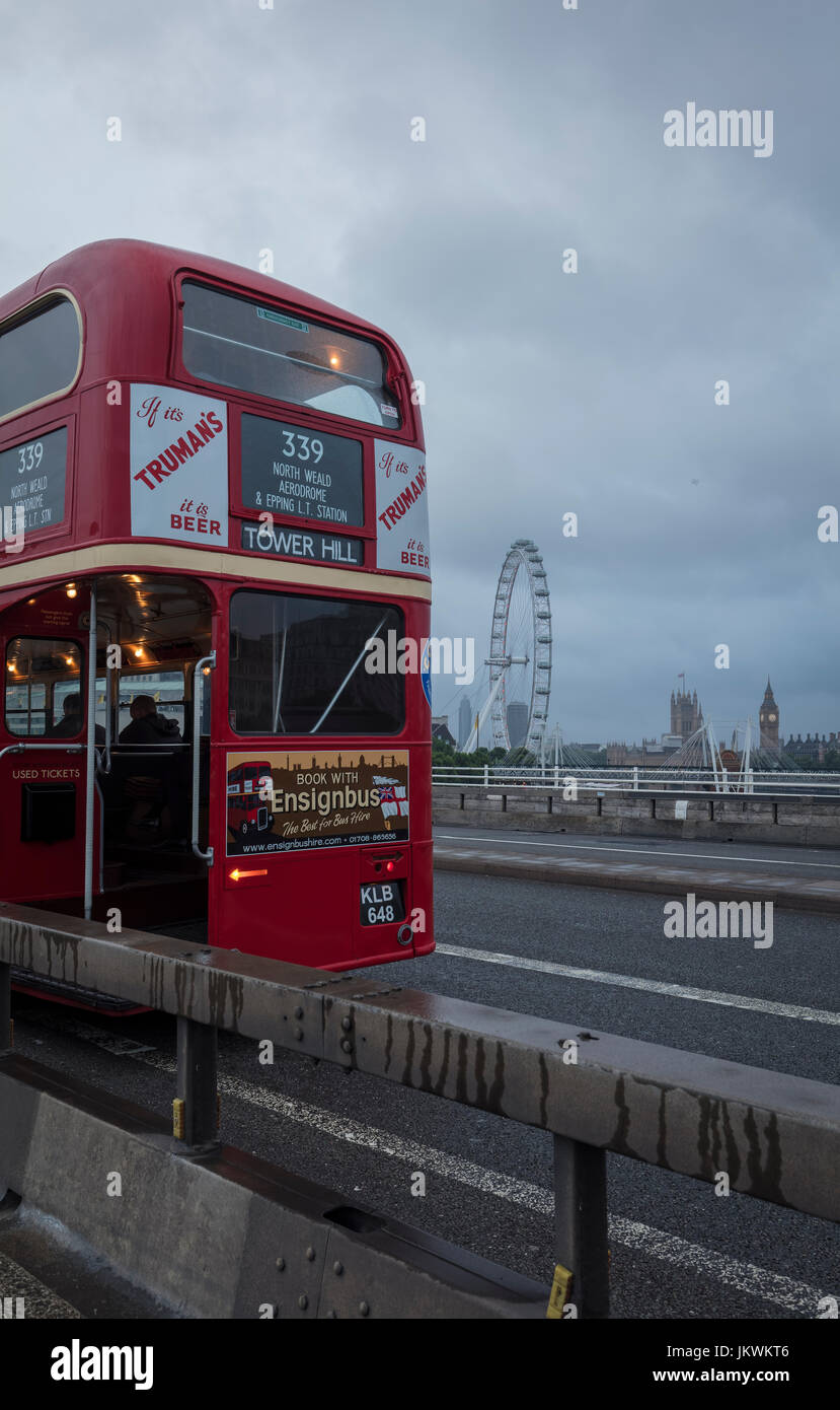 Zurück in London Vintage-Bus auf der Waterloo Bridge in London. Stockfoto