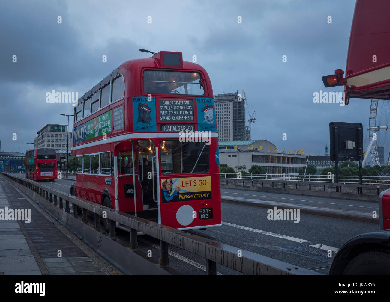 Roten Londoner Busse auf der Waterloo Bridge Stockfoto