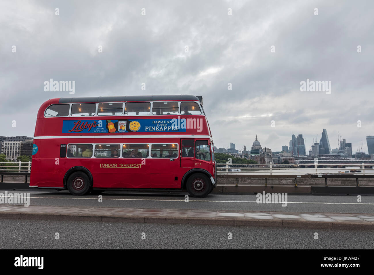London-Doppeldecker-Bus auf Waterloo Bridge Stockfoto
