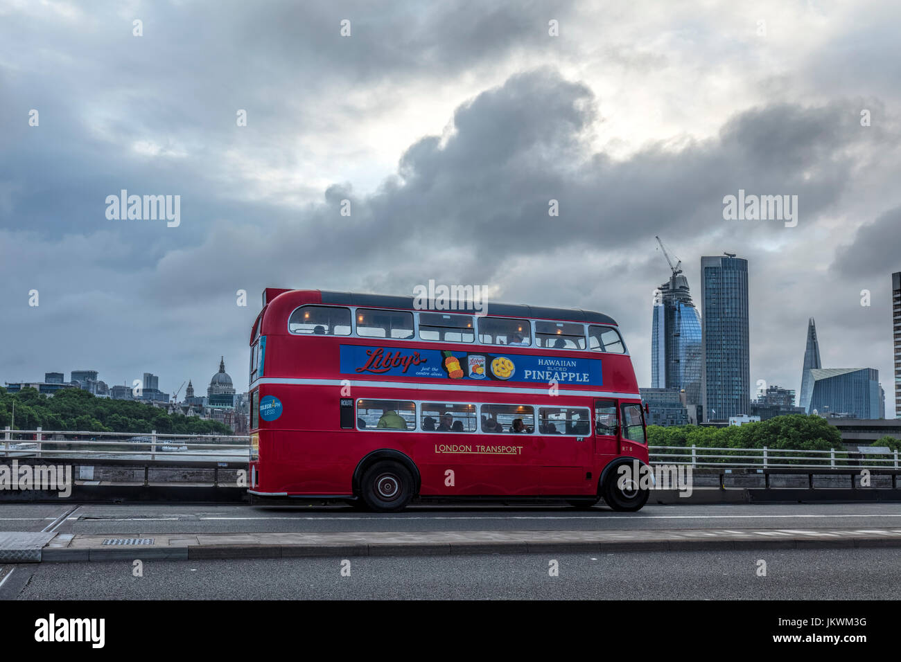London Red Bus auf Waterloo Bridge Stockfoto