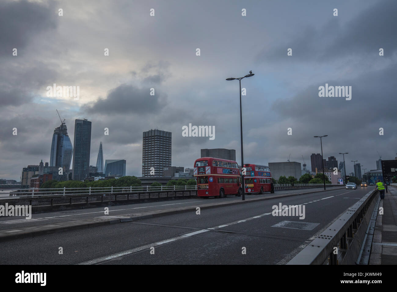 Roten Londoner Busse auf der Waterloo Bridge Stockfoto