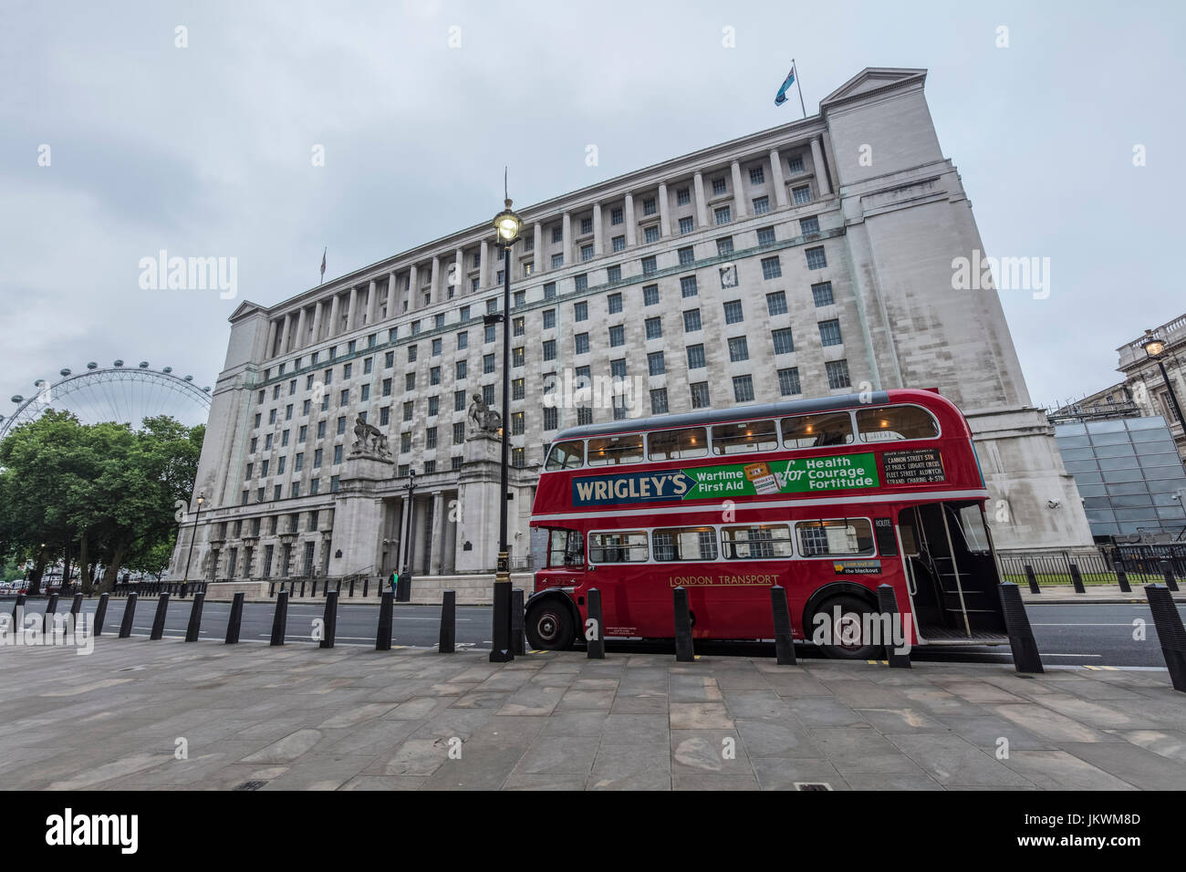 London Red Bus in Horseguards Avenue & London Eye Stockfoto