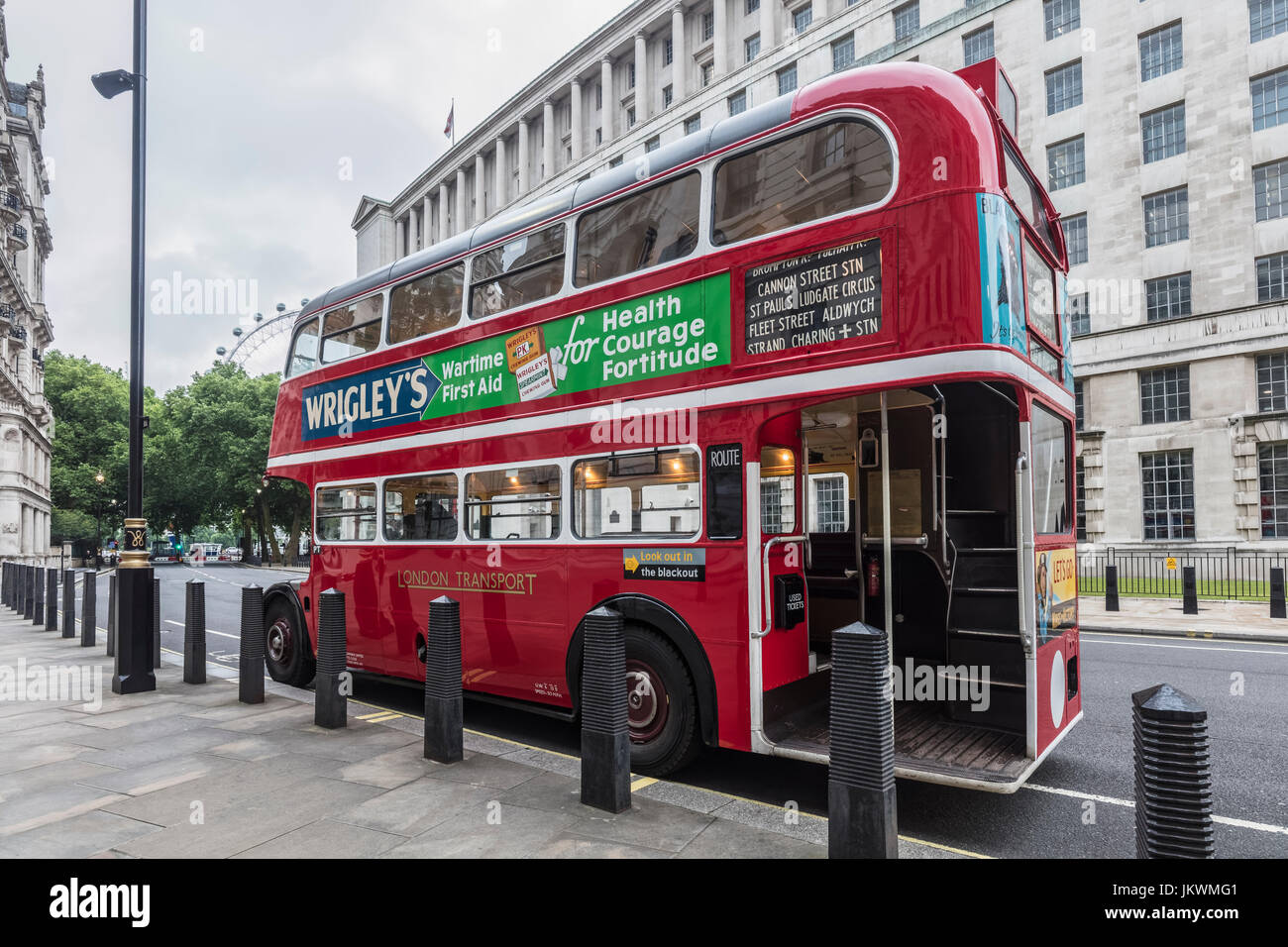 Roten Londoner Doppeldeckerbus in Horse Guards Avenue London Stockfoto