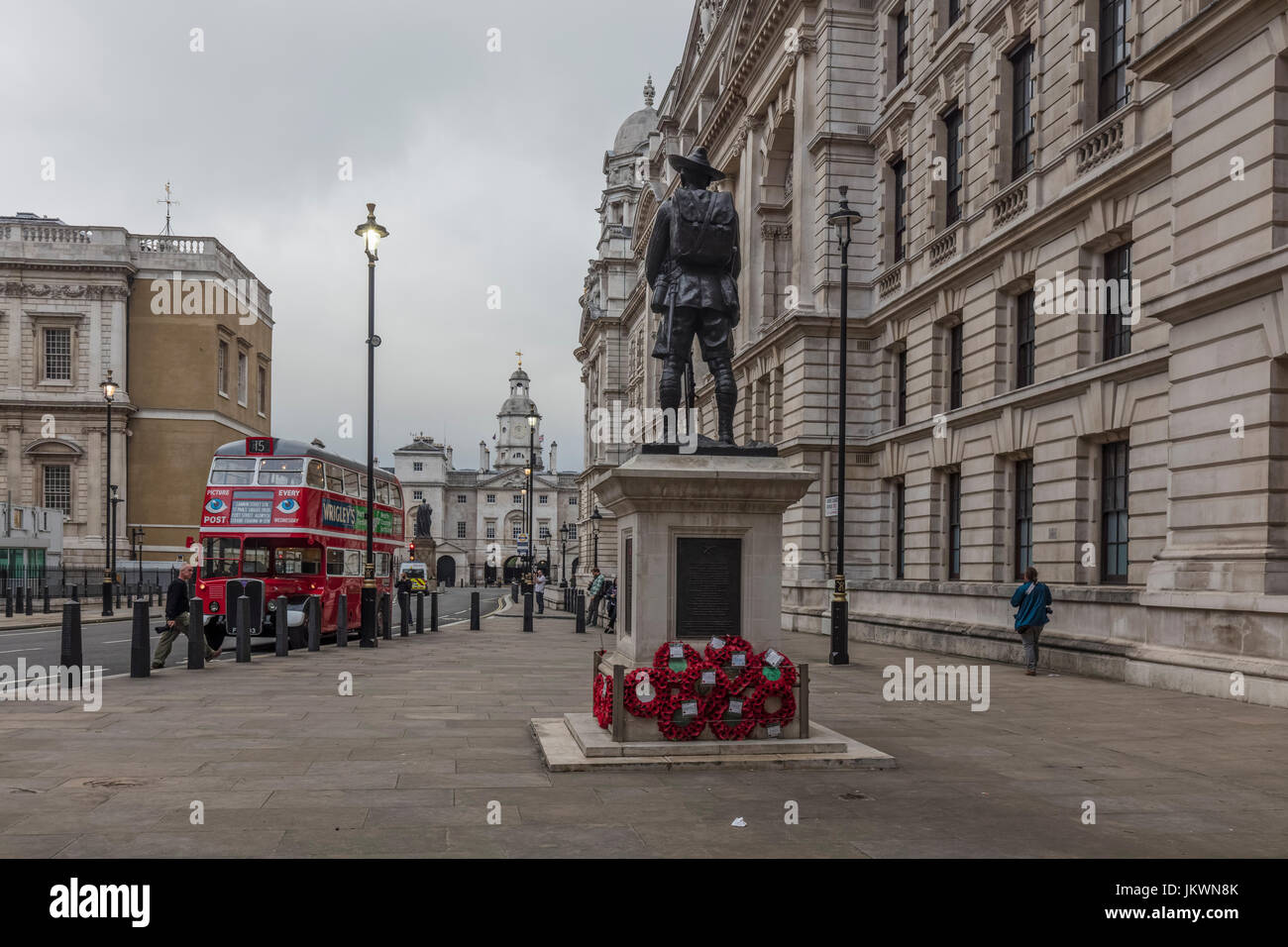 Kränze Ghurka Statue von Red Bus in London Stockfoto