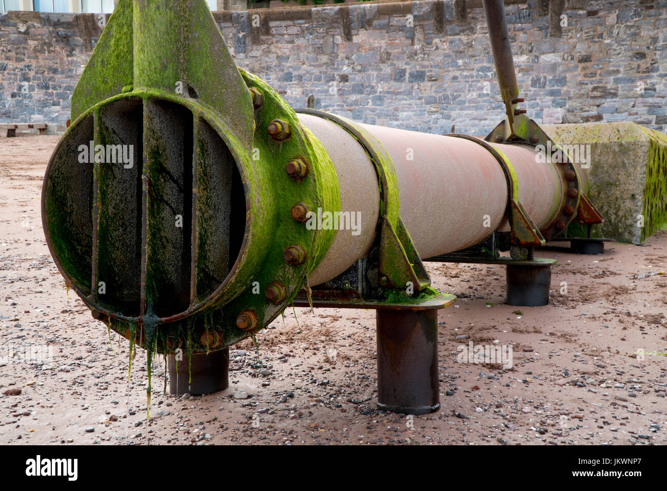 Abfluss-Sturm-Abflussrohr auf Teignmouth Strand, England, UK Stockfoto