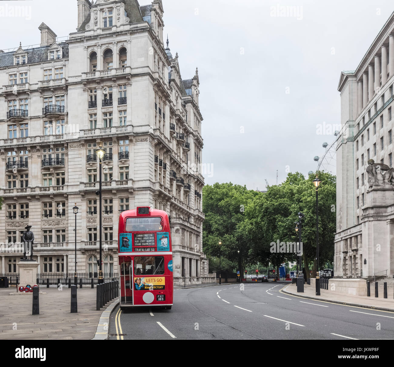 Red London Bus in Horse Guards Avenue Stockfoto