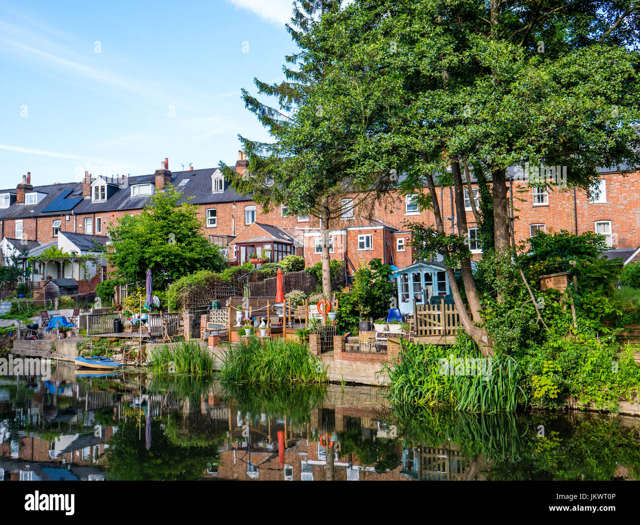 Terrasse, Wohnraum und Garten, Fluss Kennet, Reading, Berkshire, England Stockfoto