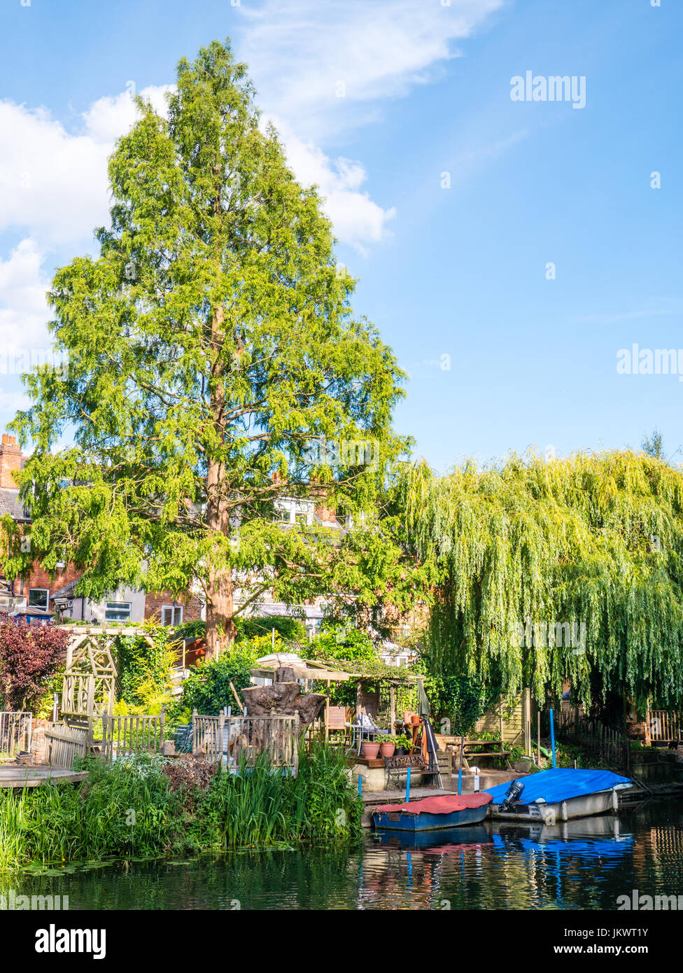 Terrasse, Wohnraum und Garten, Fluss Kennet, Reading, Berkshire, England Stockfoto