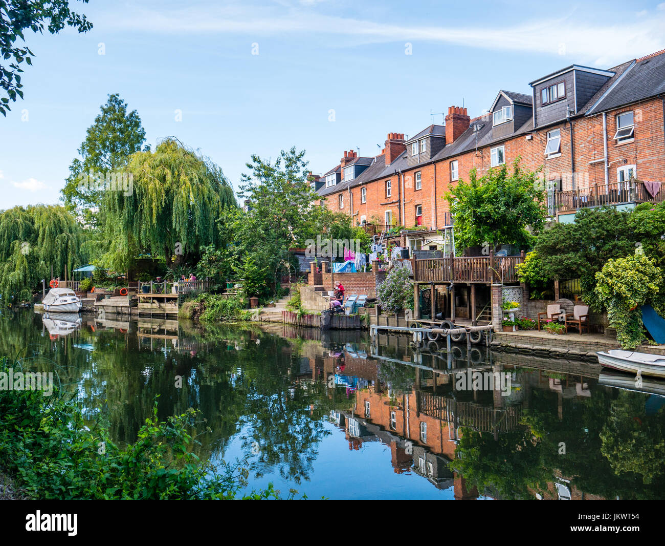 Terrasse, Wohnraum und Garten, Fluss Kennet, Reading, Berkshire, England Stockfoto