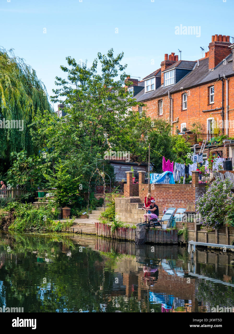 Terrasse, Wohnraum und Garten, Fluss Kennet, Reading, Berkshire, England Stockfoto