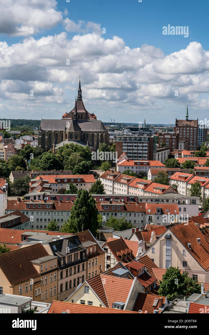 Skyline von Rostock, Blick vom Turm der Petri-Kirche, Hintergrund St. Marys Kirche, Marienkirche, Mecklenburg-Vorpommern, Stockfoto