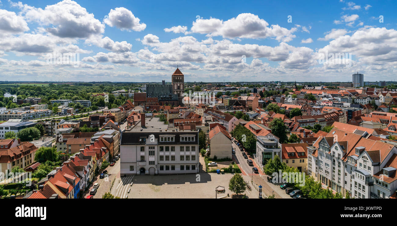 Skyline von Rostock, Blick vom Turm der Petri-Kirche, Hintergrund Nikolaikirche, Mecklenburg-Vorpommern, Stockfoto