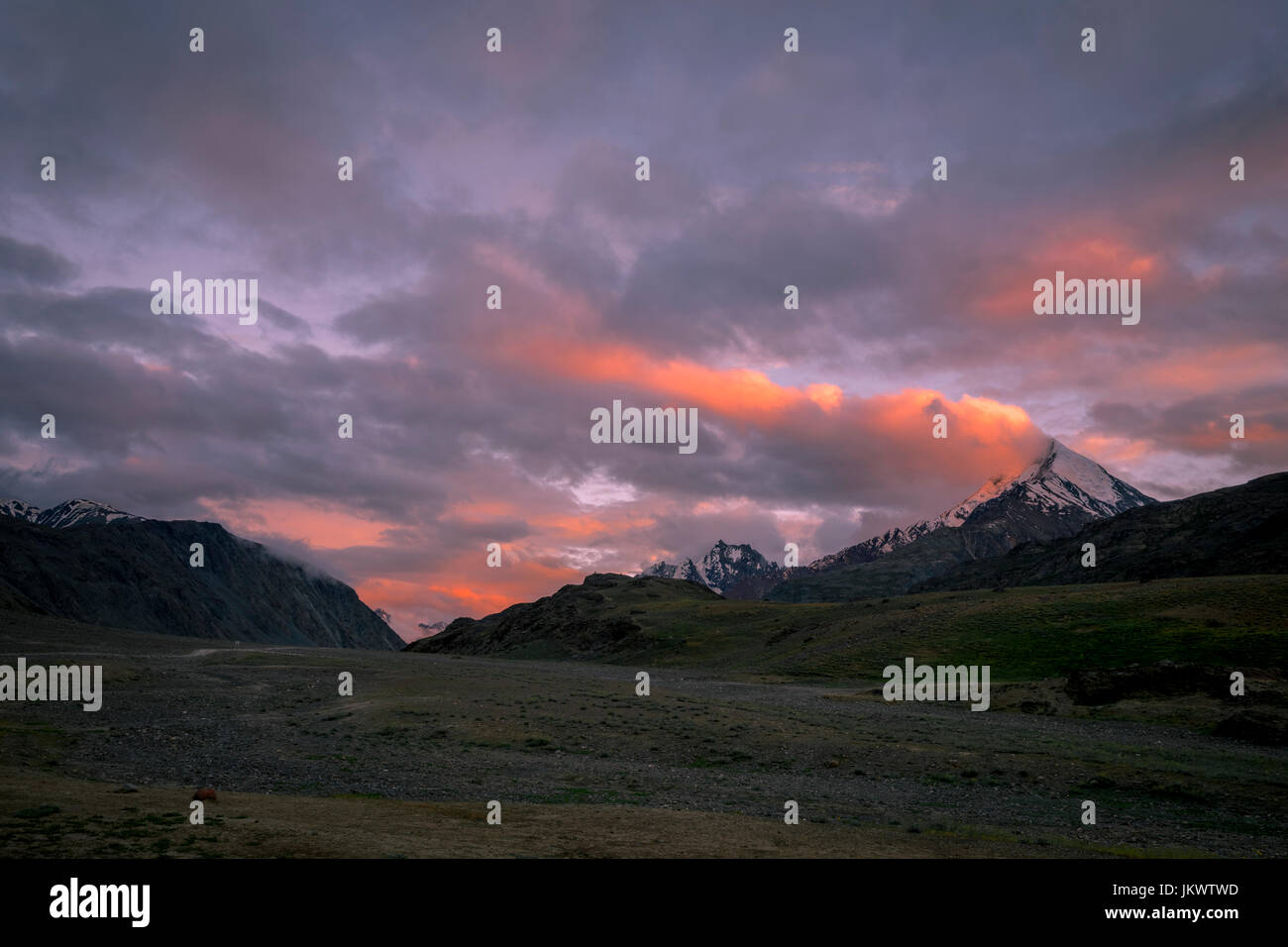 Sonnenuntergang in der Nähe von Chandra Taal Stockfoto