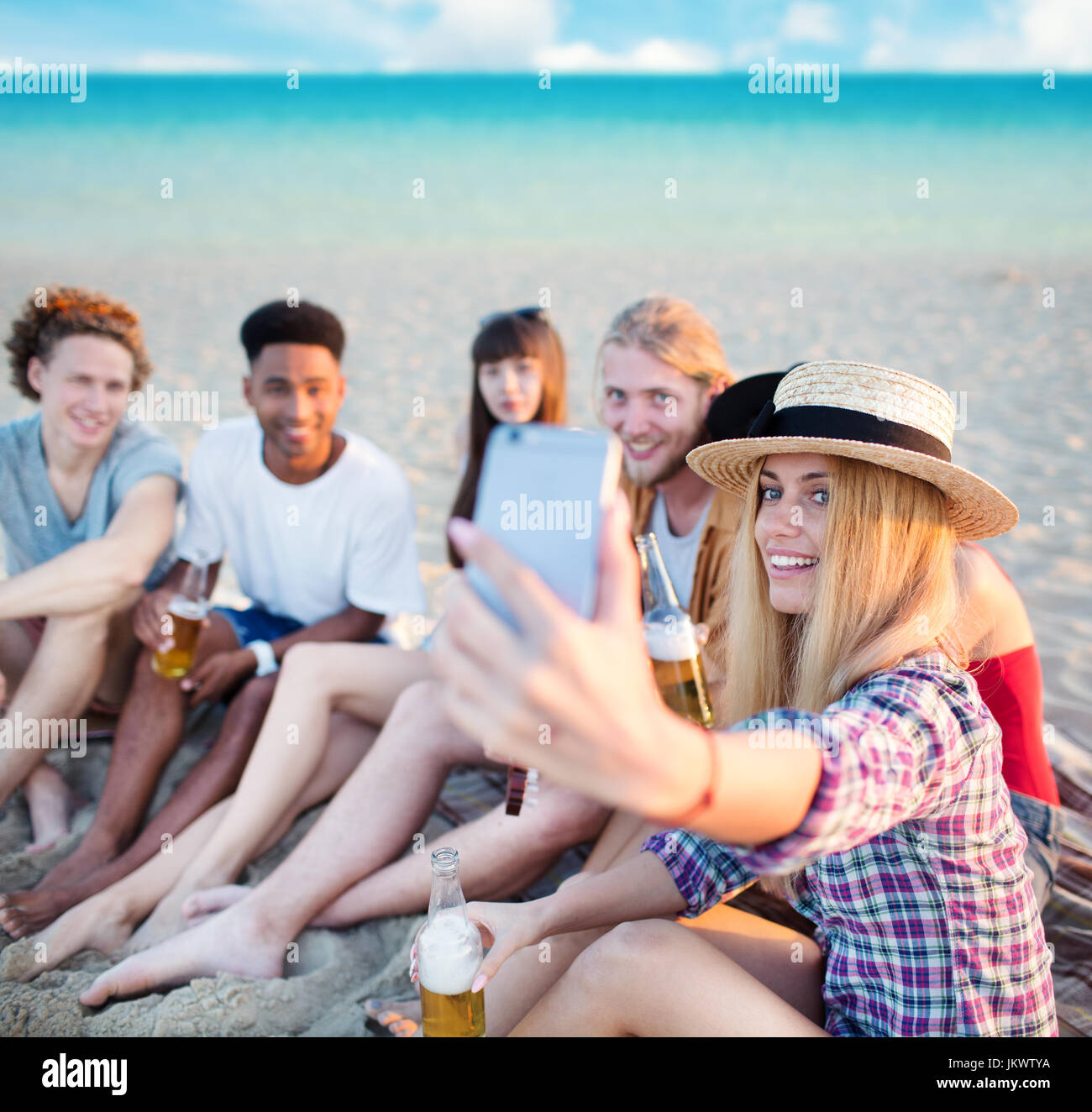 Glückliche Gruppe von Freund macht ein Selbstporträt mit einem Mobiltelefon Stockfoto