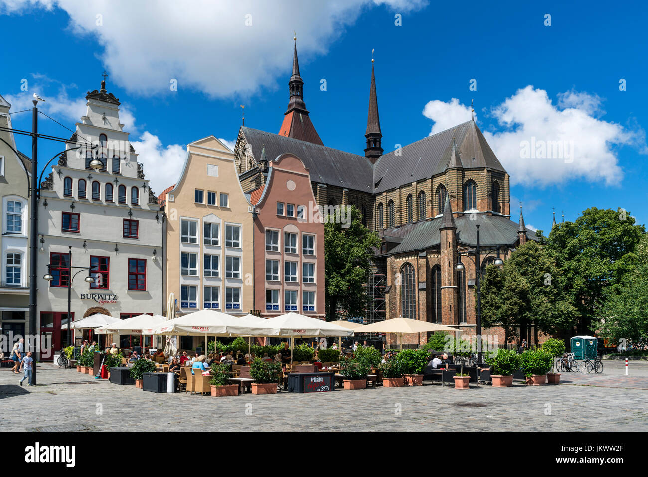 neuer Markt, Straßencafé, St Marys Kirche, Marienkirche, Rostock, Mecklenburg-Vorpommern, Ost-Deutschland Stockfoto