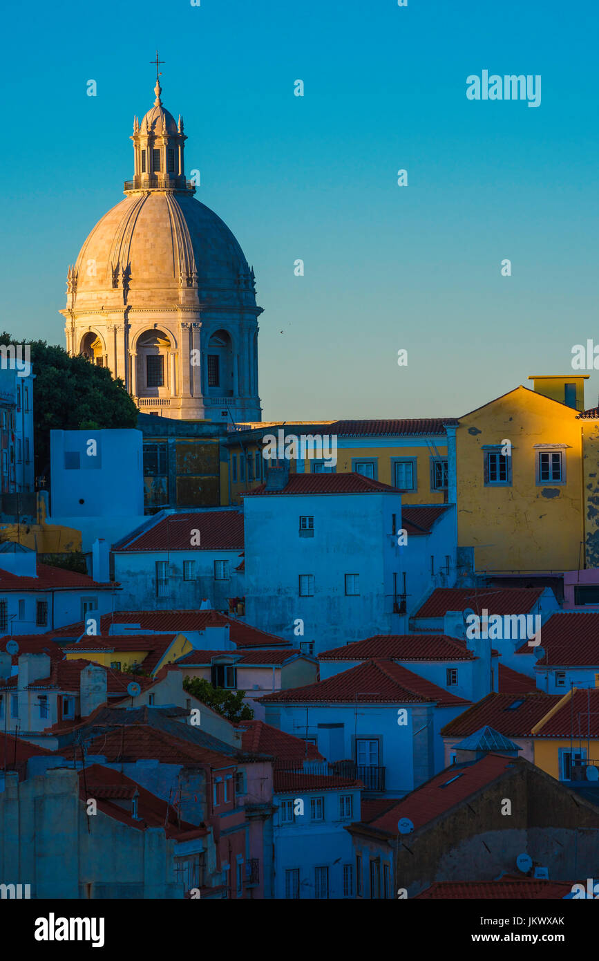 Lissabon Portugal Skyline, Blick auf die Alfama Skyline bei Sonnenuntergang mit der Kuppel des nationalen Pantheon erhebt sich über die Dächer von Lissabon Portugal. Stockfoto