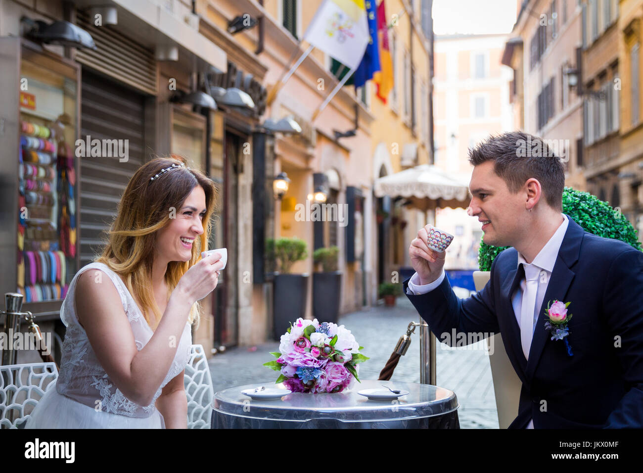 Braut und Bräutigam auf einem Tisch Kaffeetrinken in Rom, Italien Stockfoto