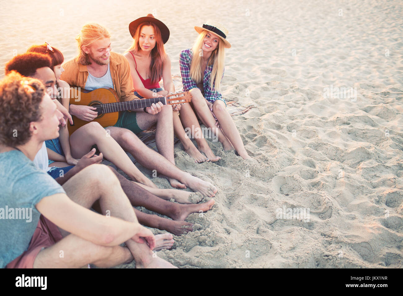 Glückliche Gruppe von Freunden mit Party am Strand Stockfoto