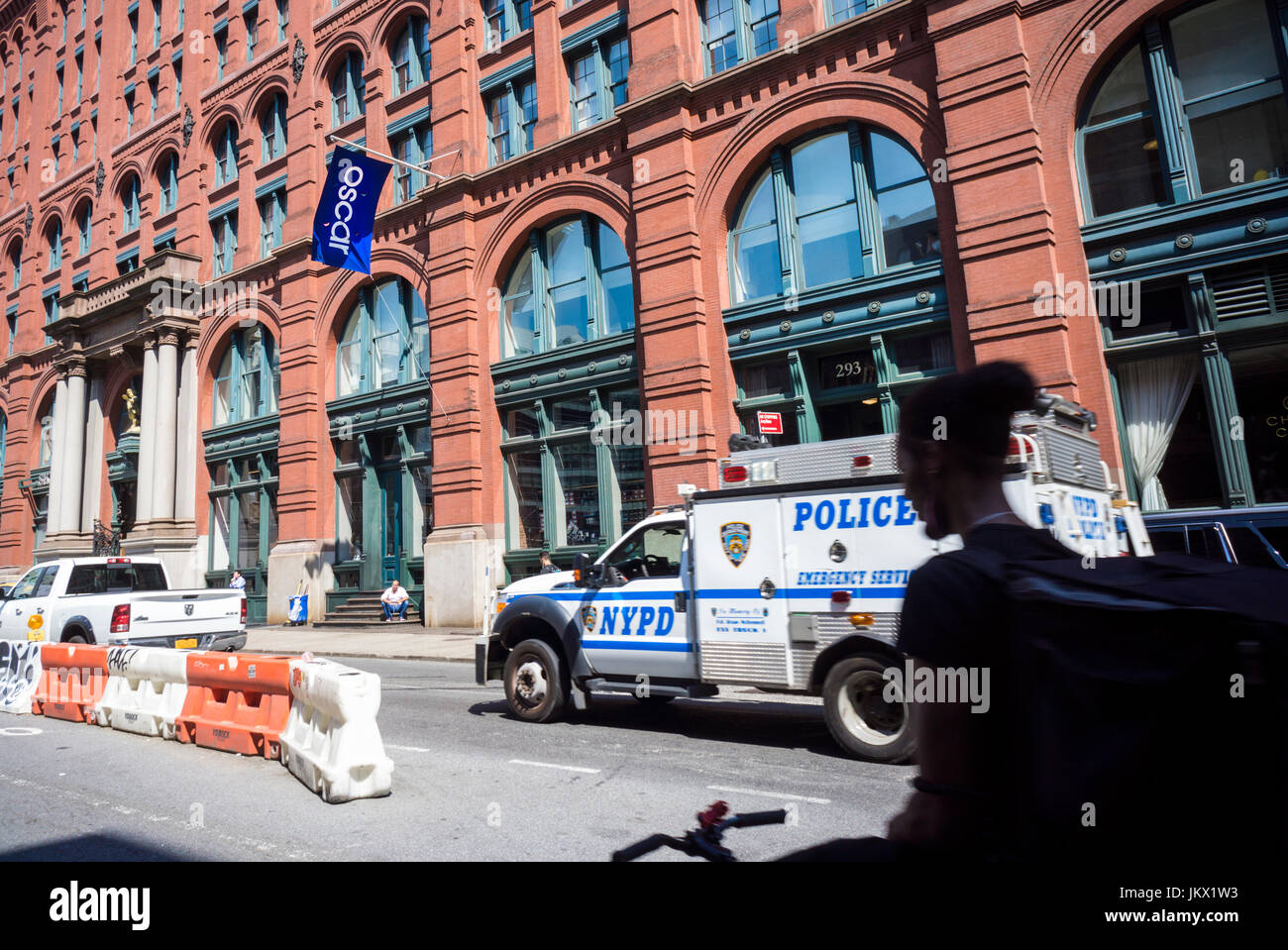 Ein Oscar-Flagge weht auf dem Puck-Gebäude in New York City, wo Oscar Health seine Büros auf Dienstag, 18. Juli 2017 gesehen hat. Oscar Health ist eine Partnerschaft mit Versicherung Riesen Humana auf ein Kleinunternehmen Versicherung Wagnis in Nashville. (© Richard B. Levine) Stockfoto