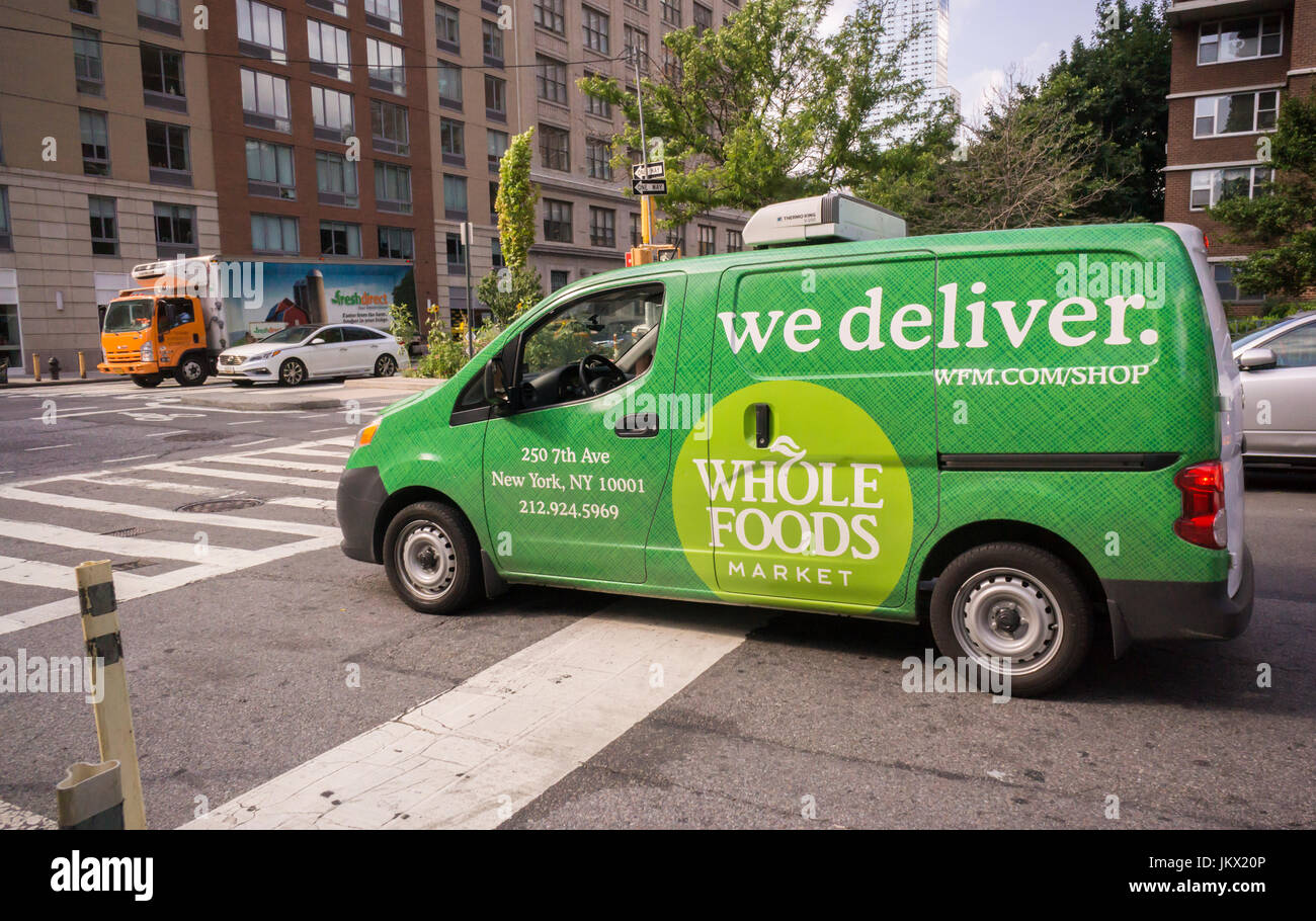 Ein Whole Foods Market Lieferwagen im Stadtteil Chelsea in New York auf Montag, 17. Juli 2017. Amazon kauft Whole Foods Market in einem Abkommen Wert $ 13,7 Milliarden. (© Richard B. Levine) Stockfoto