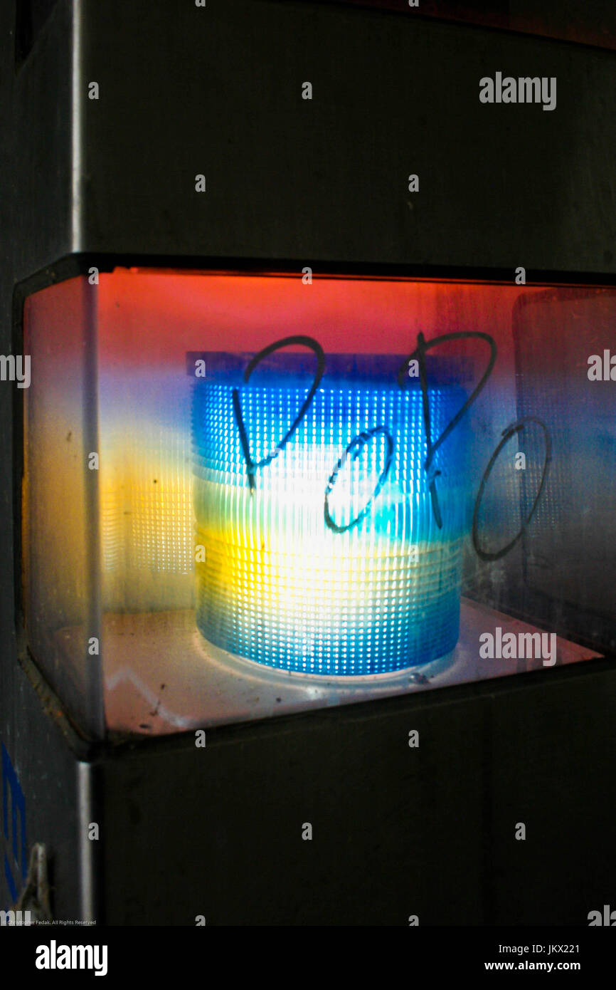 Popo buntes Licht mit Graffiti oder Tags darauf. Stockfoto