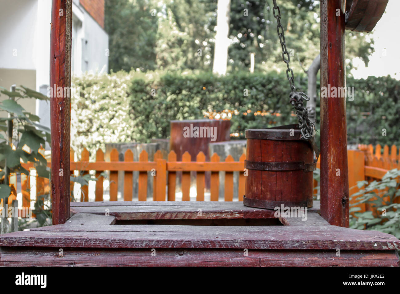 Holzstamm brunnen Fotos und Bildmaterial in hoher Auflösung Seite 2