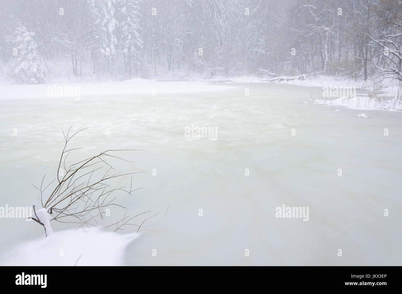 Zugefrorenen See im winter Stockfoto