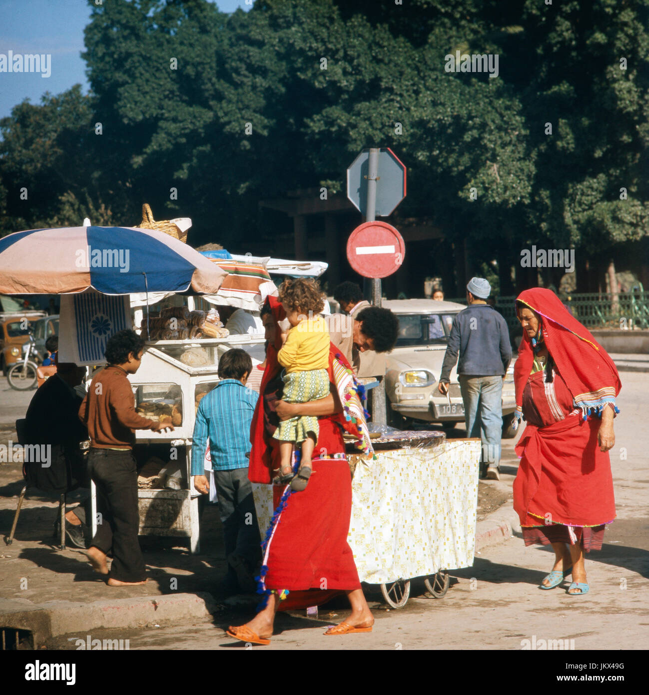 Verkaufsstand Mit Brot Und Coffee in Tunesien, 1980er Jahre. Stand des Verkaeufers Brot, Tunesien der 1980er Jahre. Stockfoto