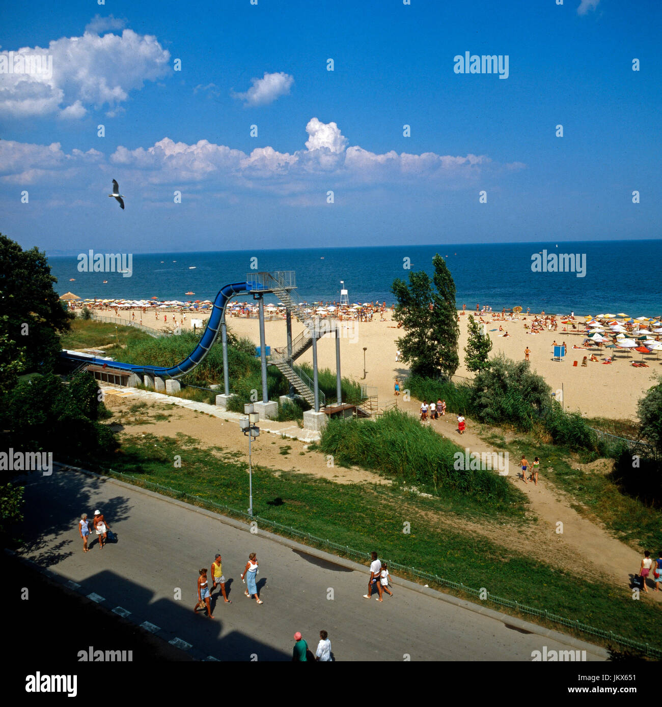 Touristen bin Goldstrand eine der Schwarzmeerküste, Bulgarien 1980er Jahre. Touristen am Strand 