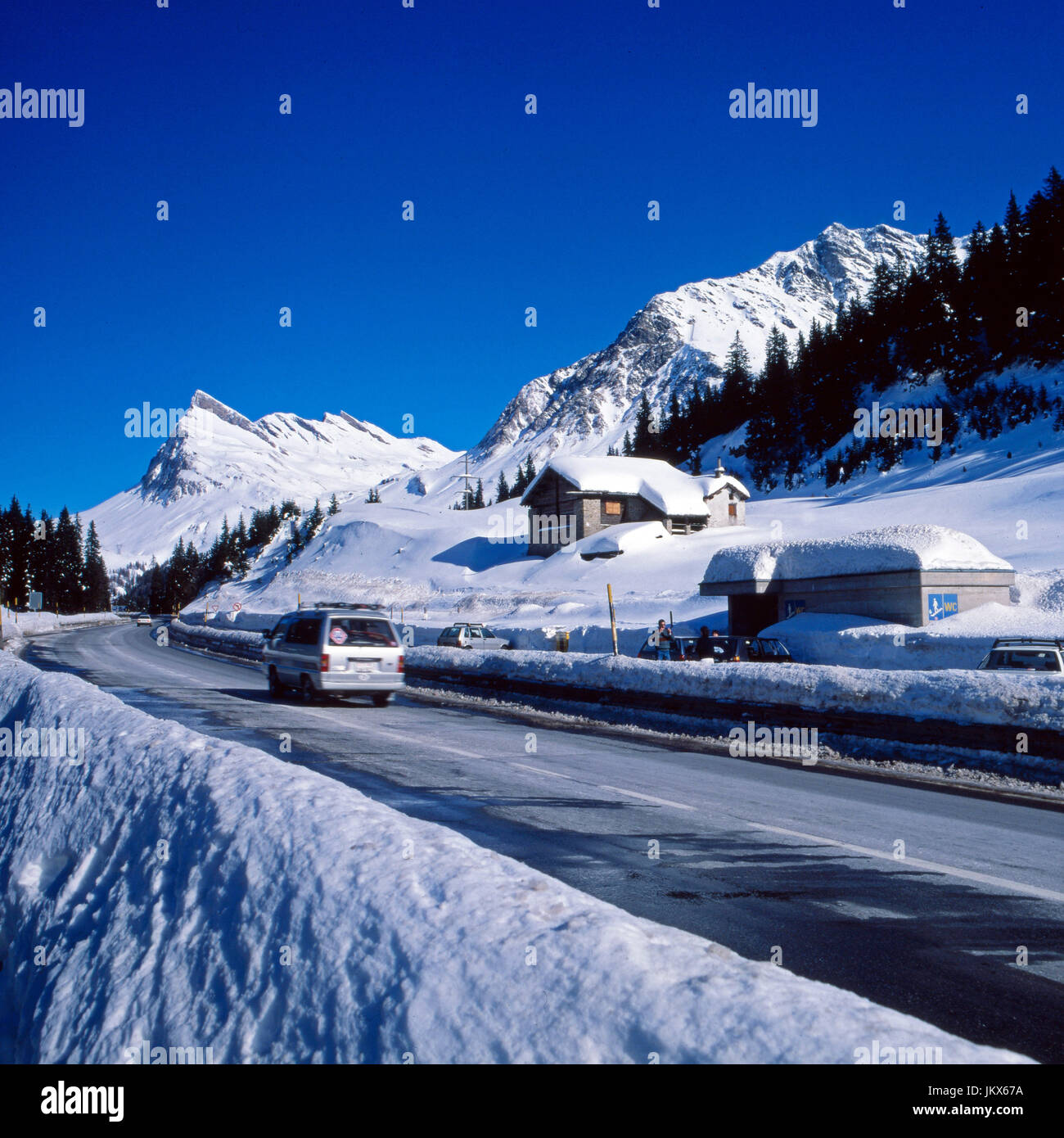 Autos Auf Dem Großen Sankt Bernhard-Pass in Den Walliser Alpen, Schweiz  1980er Jahre. Autos am grossen St. Bernard Pass in den Alpen, die Schweiz  der 1980er Jahre Stockfotografie - Alamy