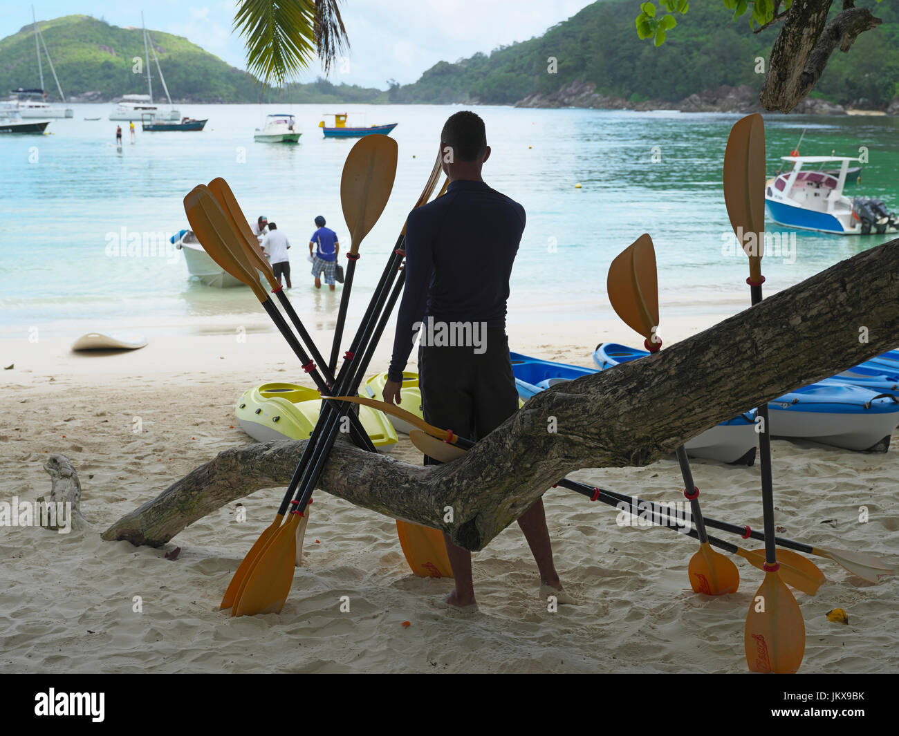 Ein Strand auf Mahe Seychellen mit einem Kajak-Lehrer Silhouette Stockfoto