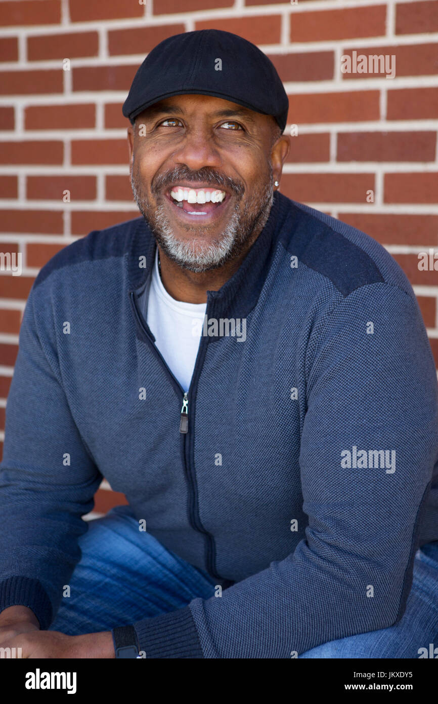 Reifer afroamerikanische Mann lächelnd Stockfoto