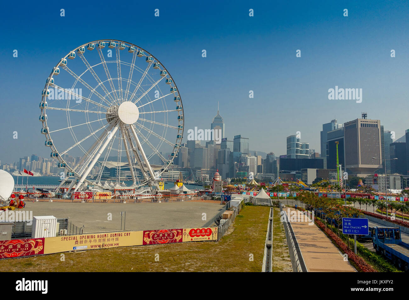 HONG KONG, CHINA - 26. Januar 2017: Das beliebte Symbol Riesenrad in Hong Kong Island in der Nähe von Ferry Pier Arera mit markante Gebäude im Hintergrund Stockfoto